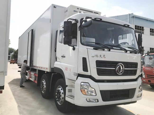 (Length: 9.4 meters) Dongfeng Tianlong three-axle refrigerated truck