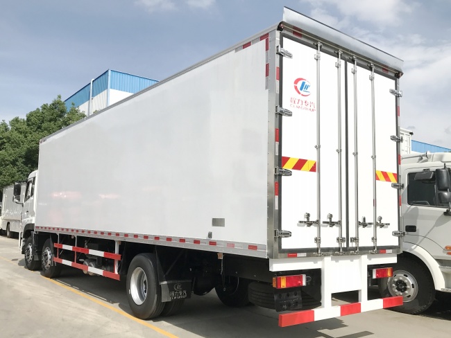 (Length: 9.4 meters) Dongfeng Tianlong three-axle refrigerated truck