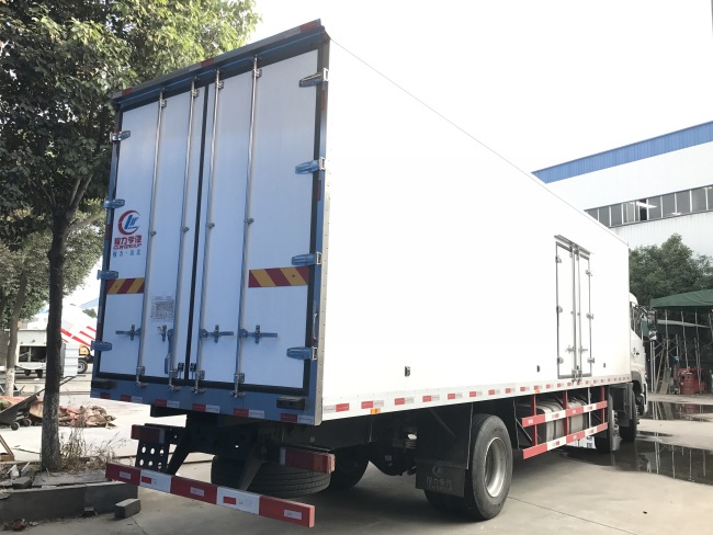 (Length: 9.4 meters) Dongfeng Tianlong three-axle refrigerated truck