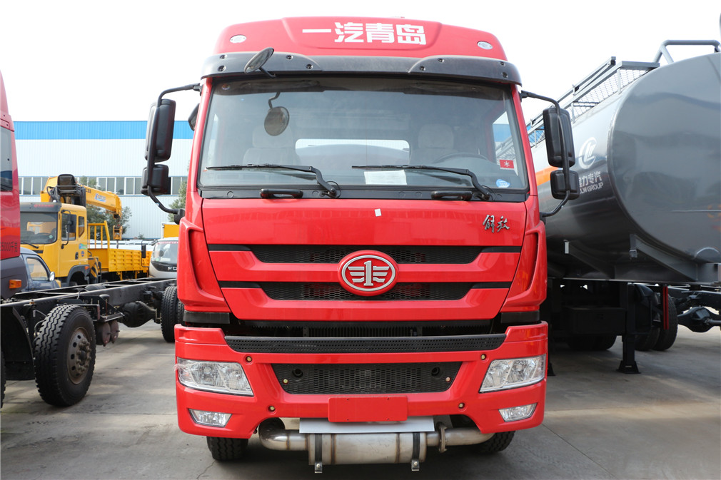Jiefang Huan V front-four rear-six [20 cubic] flammable and corrosive goods tank transport vehicle