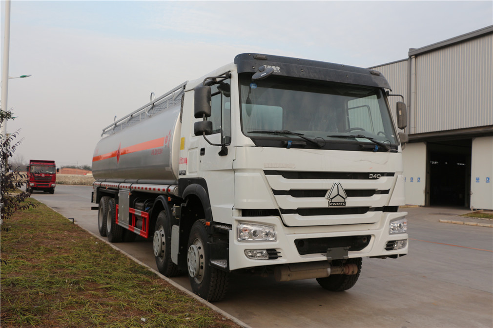 Shagang heavy-duty four-axle and eight-wheel oil tanker (30 cubic meters)