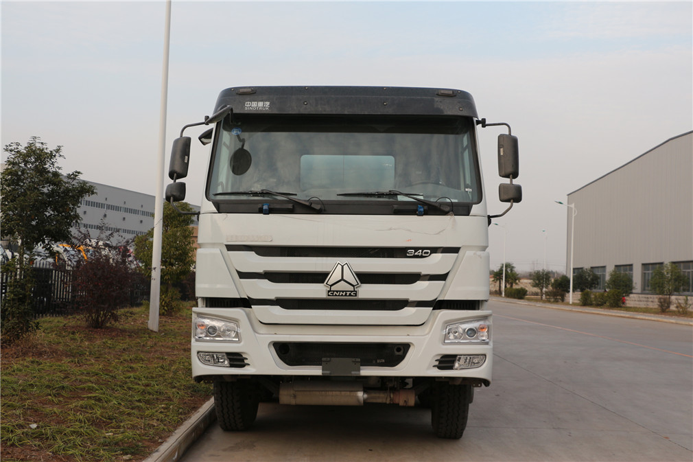 Shagang heavy-duty four-axle and eight-wheel oil tanker (30 cubic meters)
