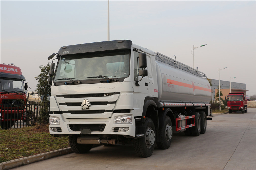 Shagang heavy-duty four-axle and eight-wheel oil tanker (30 cubic meters)