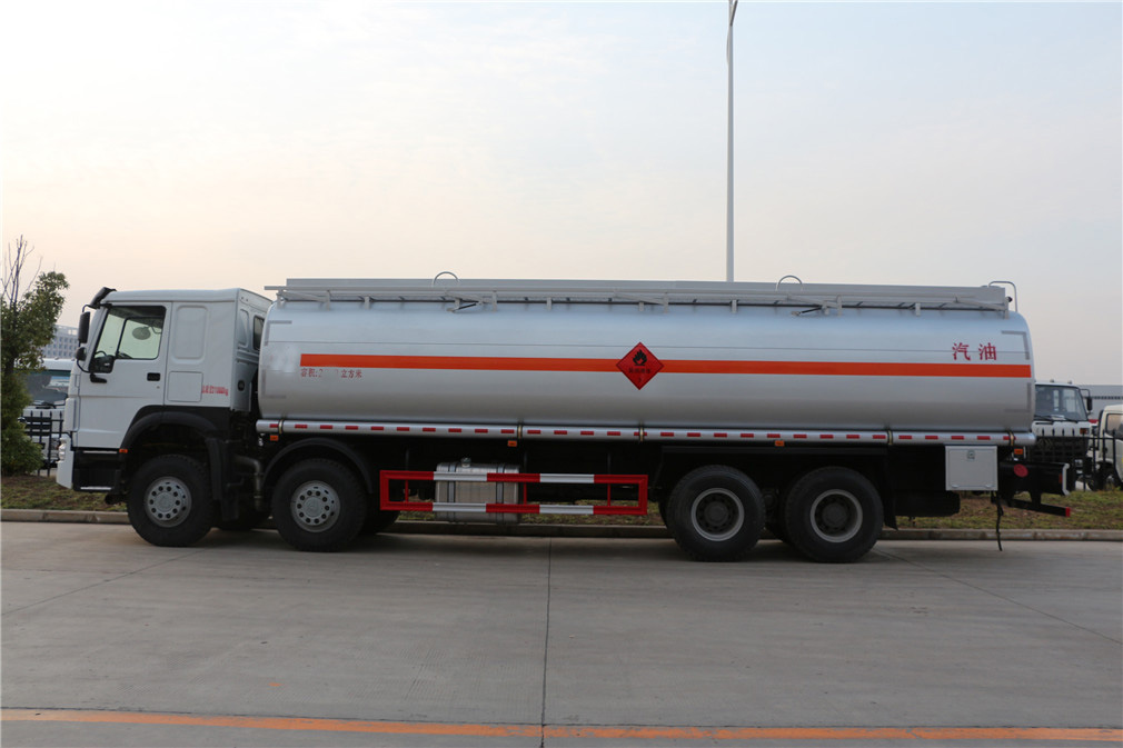 Shagang heavy-duty four-axle and eight-wheel oil tanker (30 cubic meters)
