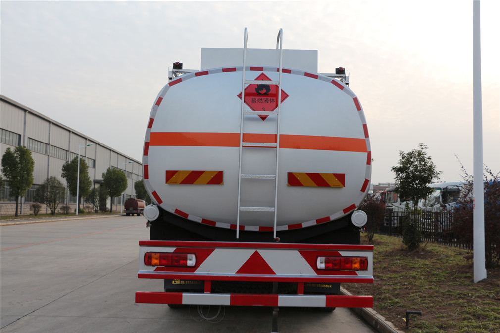 Shagang heavy-duty four-axle and eight-wheel oil tanker (30 cubic meters)
