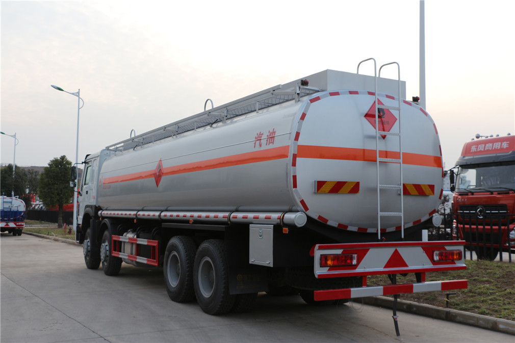Shagang heavy-duty four-axle and eight-wheel oil tanker (30 cubic meters)