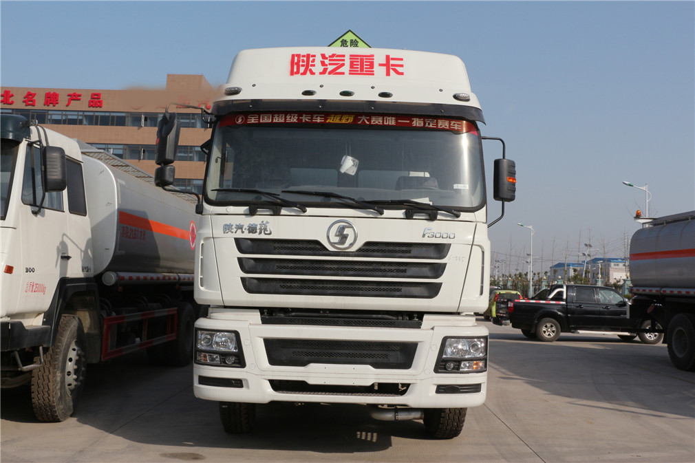 Shaanxi Auto Delong front-four rear-eight [34 cubic] oil tanker