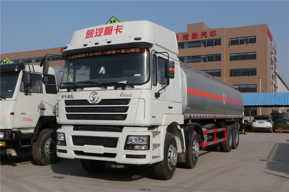Shaanxi Auto Delong front-four rear-eight [34 cubic] oil tanker
