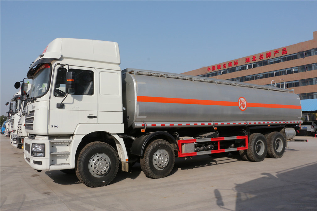 Shaanxi Auto Delong front-four rear-eight [34 cubic] oil tanker