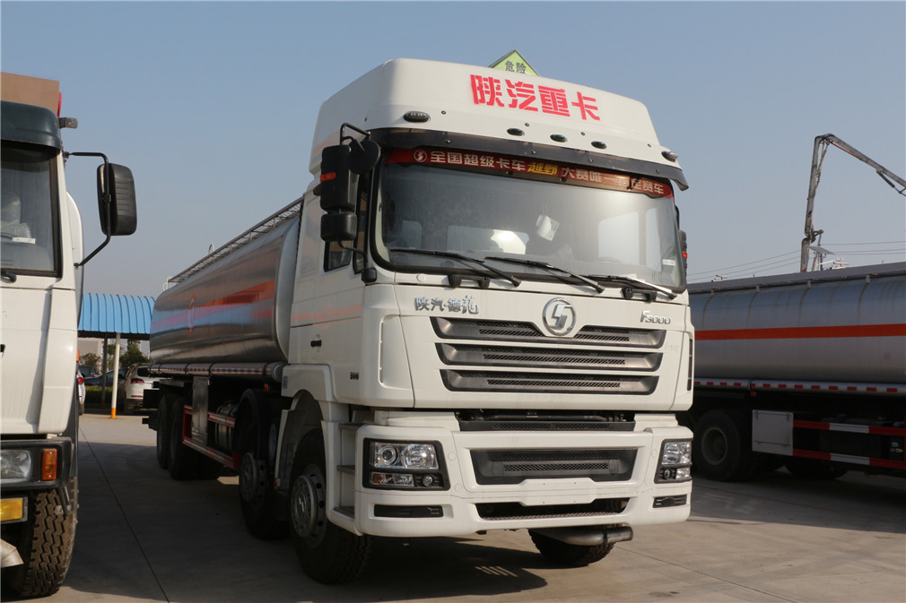 Shaanxi Auto Delong front-four rear-eight [34 cubic] oil tanker