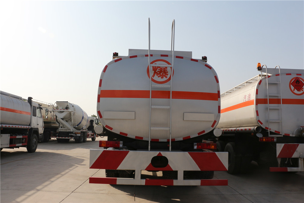 Shaanxi Auto Delong front-four rear-eight [34 cubic] oil tanker