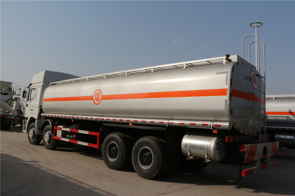 Shaanxi Auto Delong front-four rear-eight [34 cubic] oil tanker