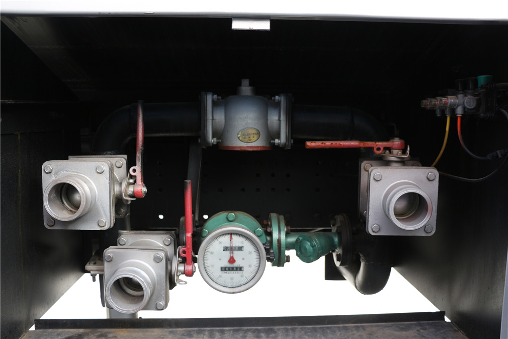 Shaanxi Auto Delong front-four rear-eight [34 cubic] oil tanker
