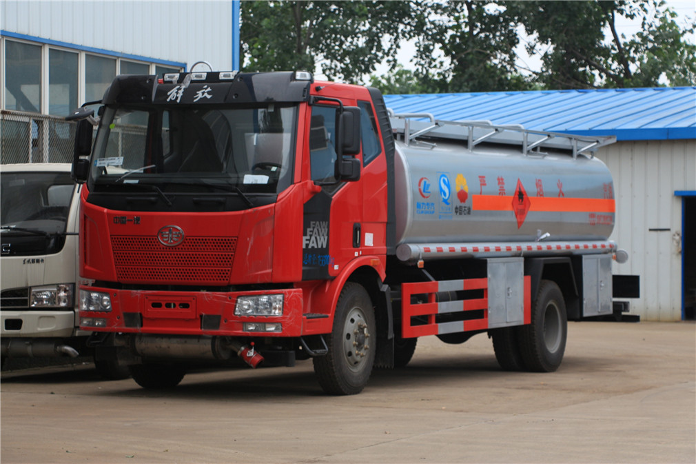 J6 single-axle tanker for oil transportation 【15 cubic meters】