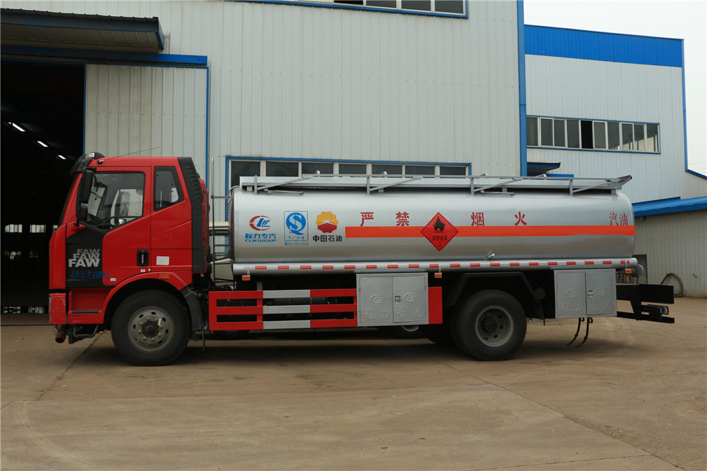 J6 single-axle tanker for oil transportation 【15 cubic meters】