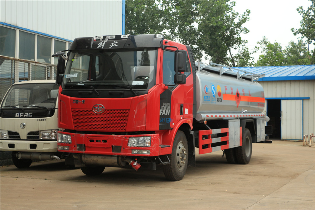 J6 single-axle tanker for oil transportation 【15 cubic meters】