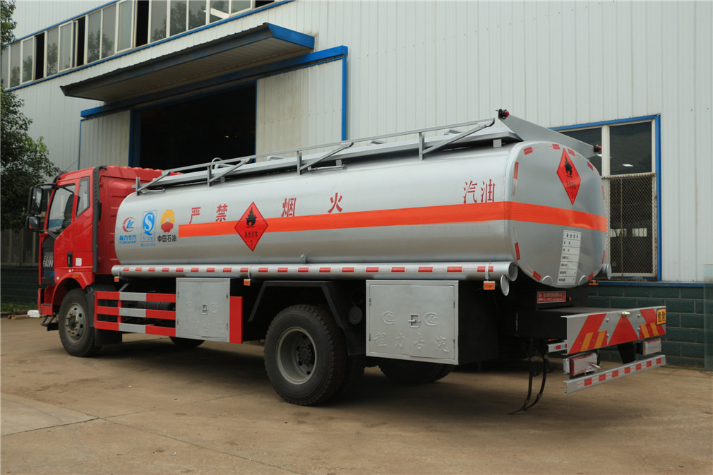 J6 single-axle tanker for oil transportation 【15 cubic meters】