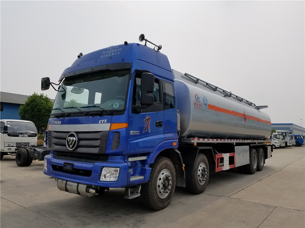 Futian Ouman 4x4 rear-mounted oil tanker [25 cubic meters]