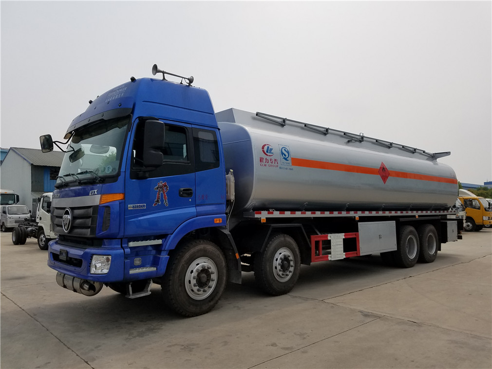 Futian Ouman 4x4 rear-mounted oil tanker [25 cubic meters]