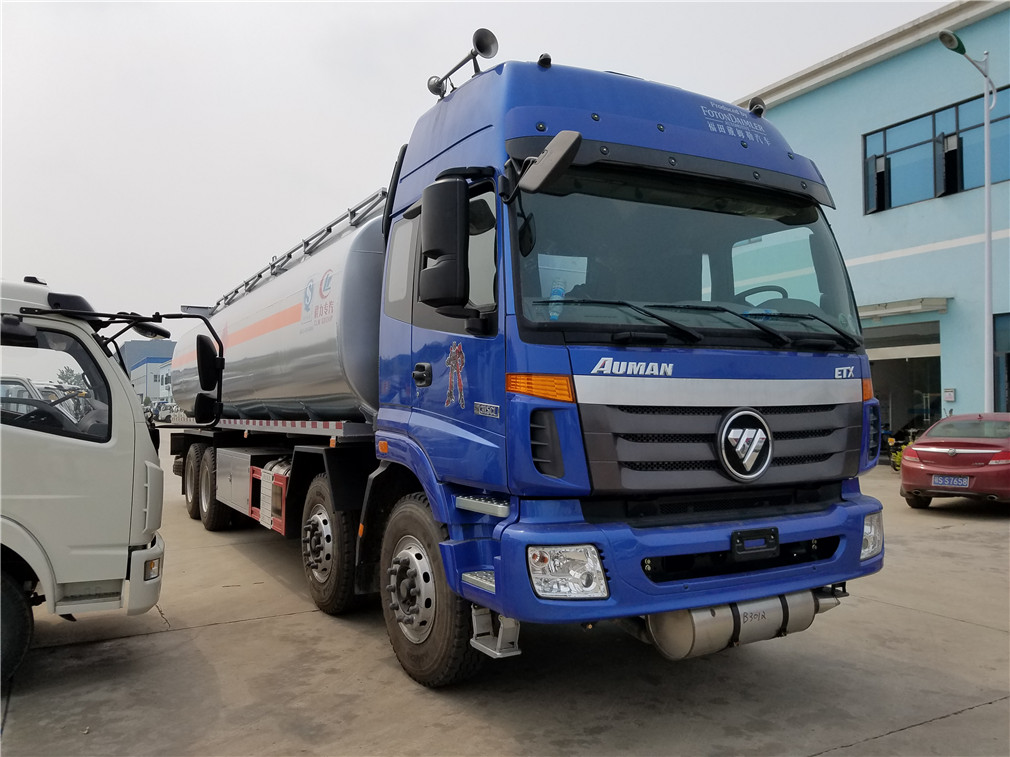 Futian Ouman 4x4 rear-mounted oil tanker [25 cubic meters]