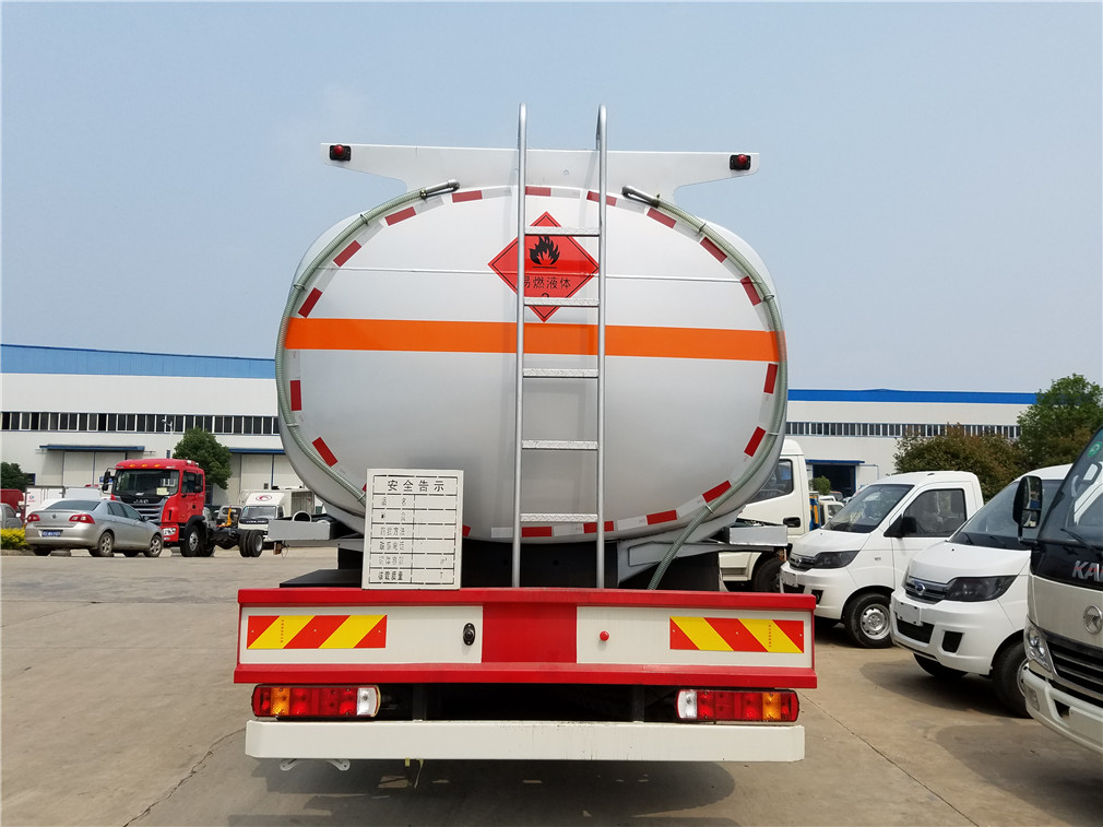 Futian Ouman 4x4 rear-mounted oil tanker [25 cubic meters]