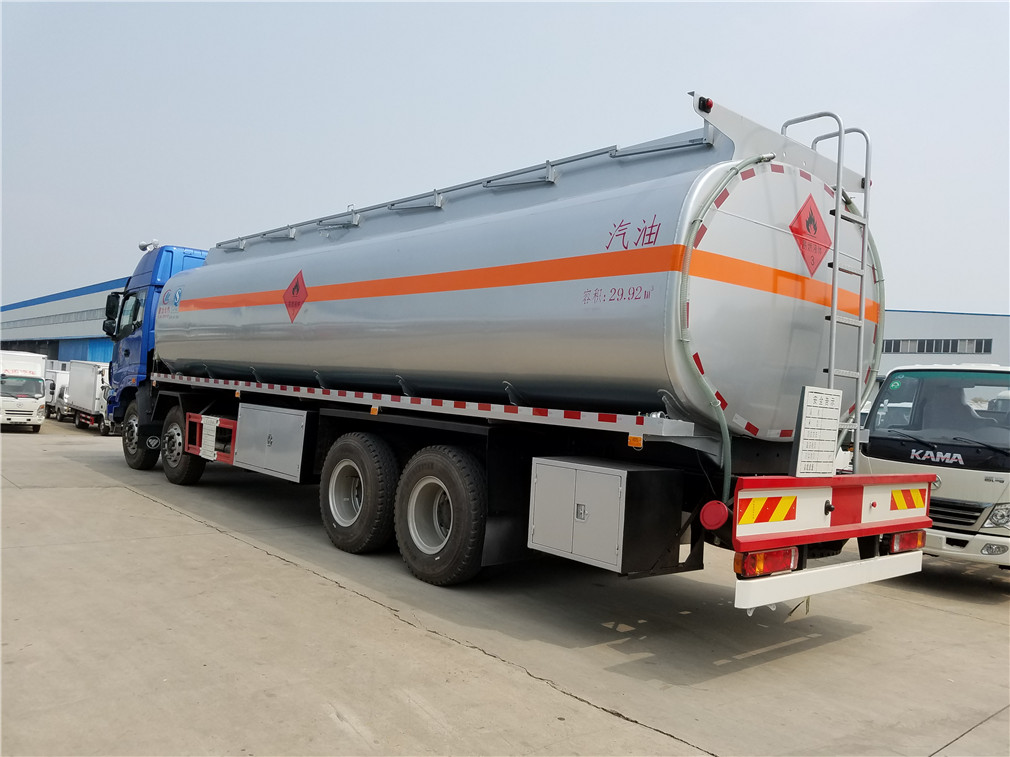 Futian Ouman 4x4 rear-mounted oil tanker [25 cubic meters]