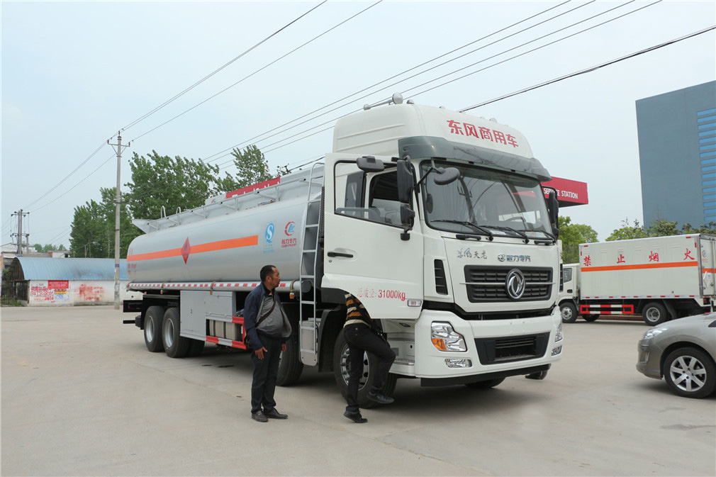 Dongfeng Tianlong front-four rear-eight [25 cubic meter] oil tanker