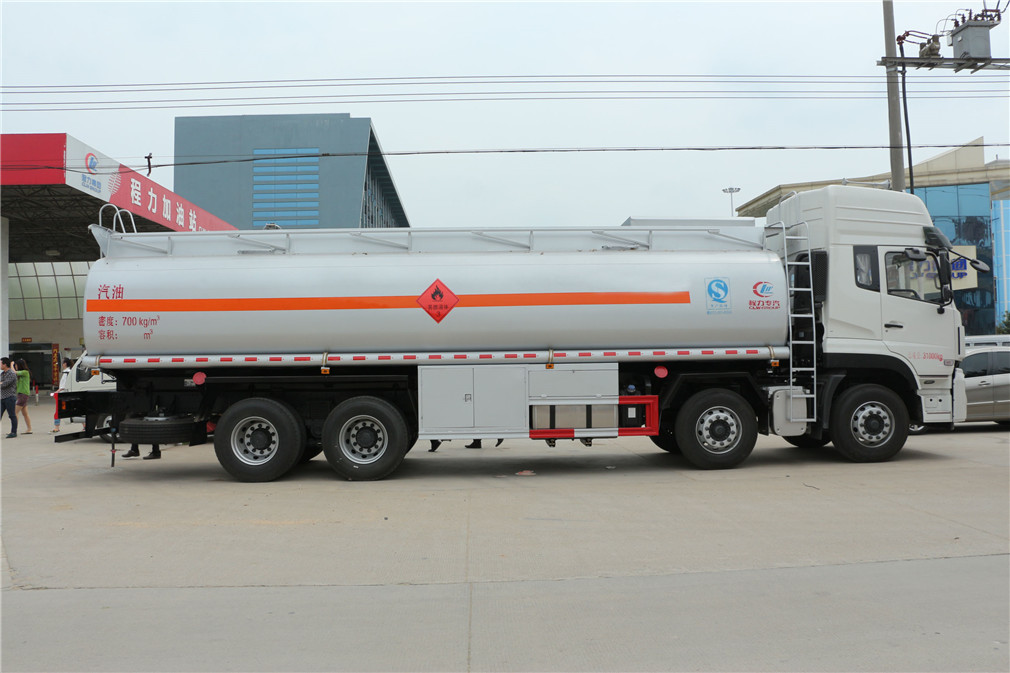 Dongfeng Tianlong front-four rear-eight [25 cubic meter] oil tanker