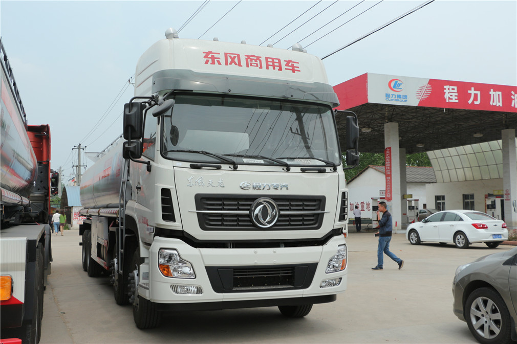 Dongfeng Tianlong front-four rear-eight [25 cubic meter] oil tanker