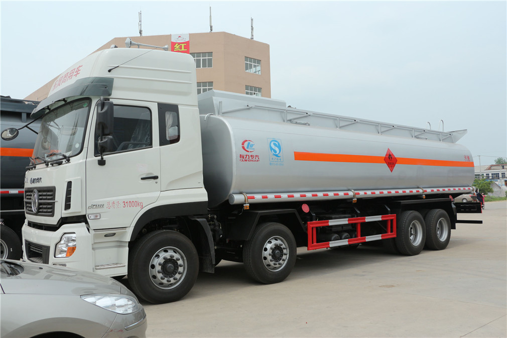 Dongfeng Tianlong front-four rear-eight [25 cubic meter] oil tanker