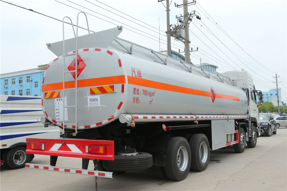 Dongfeng Tianlong front-four rear-eight [25 cubic meter] oil tanker