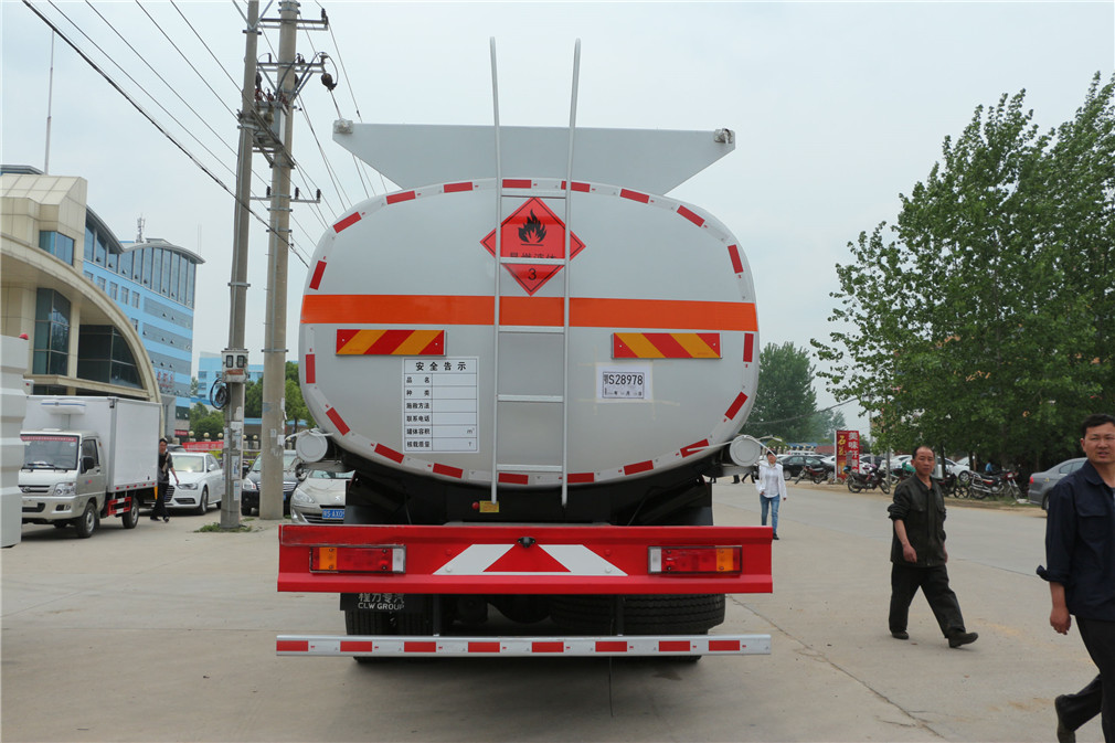 Dongfeng Tianlong front-four rear-eight [25 cubic meter] oil tanker