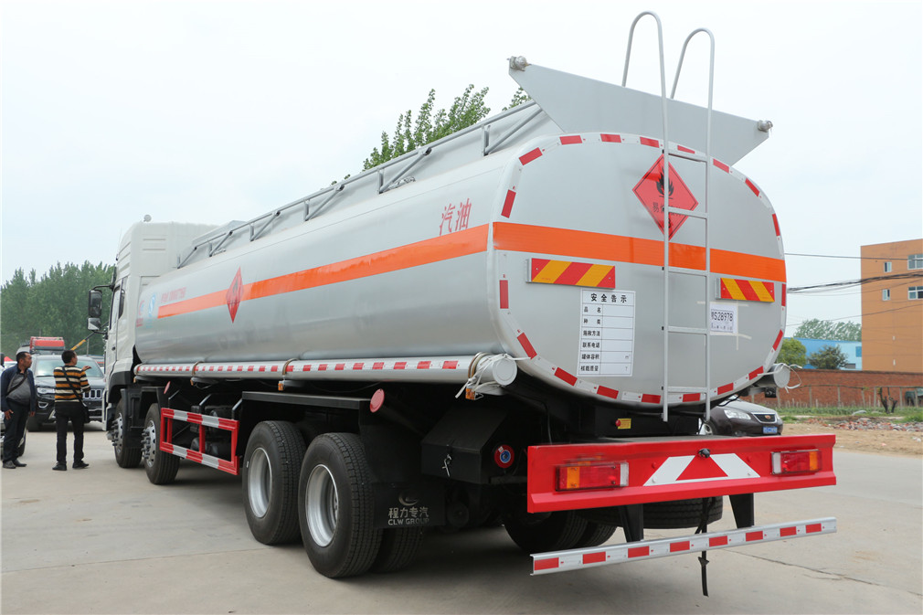 Dongfeng Tianlong front-four rear-eight [25 cubic meter] oil tanker
