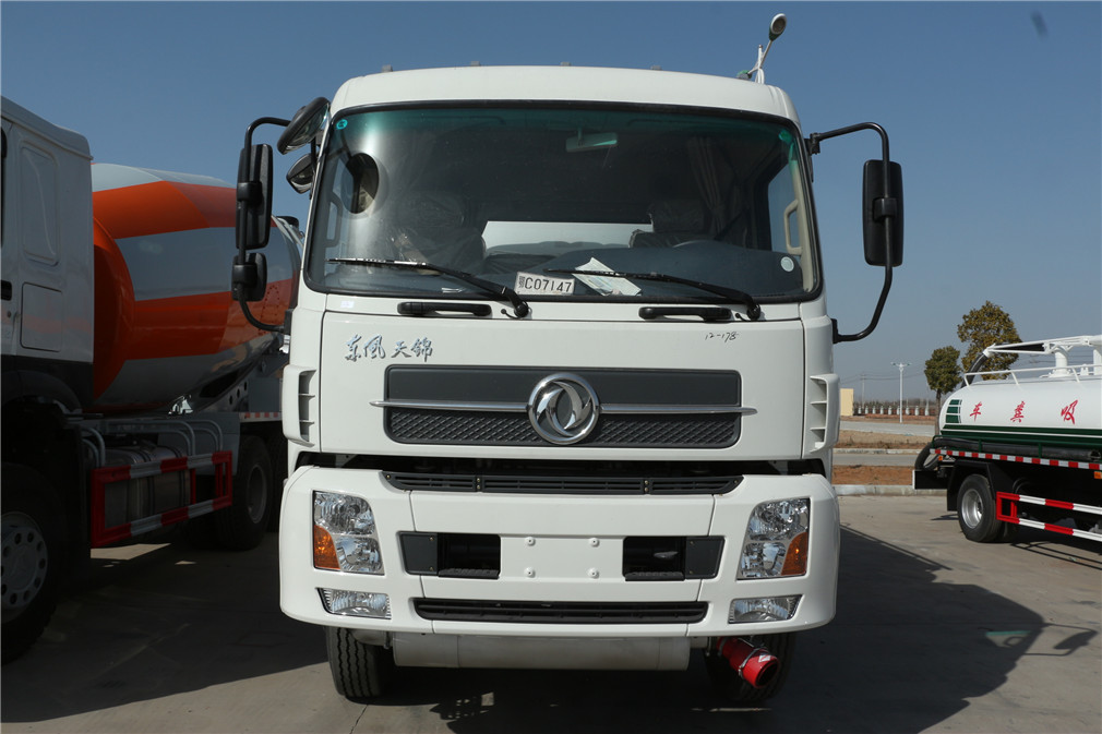 Dongfeng Tianjin Small Three-Axis [20 Cubic Meter] Oil Transport Vehicle