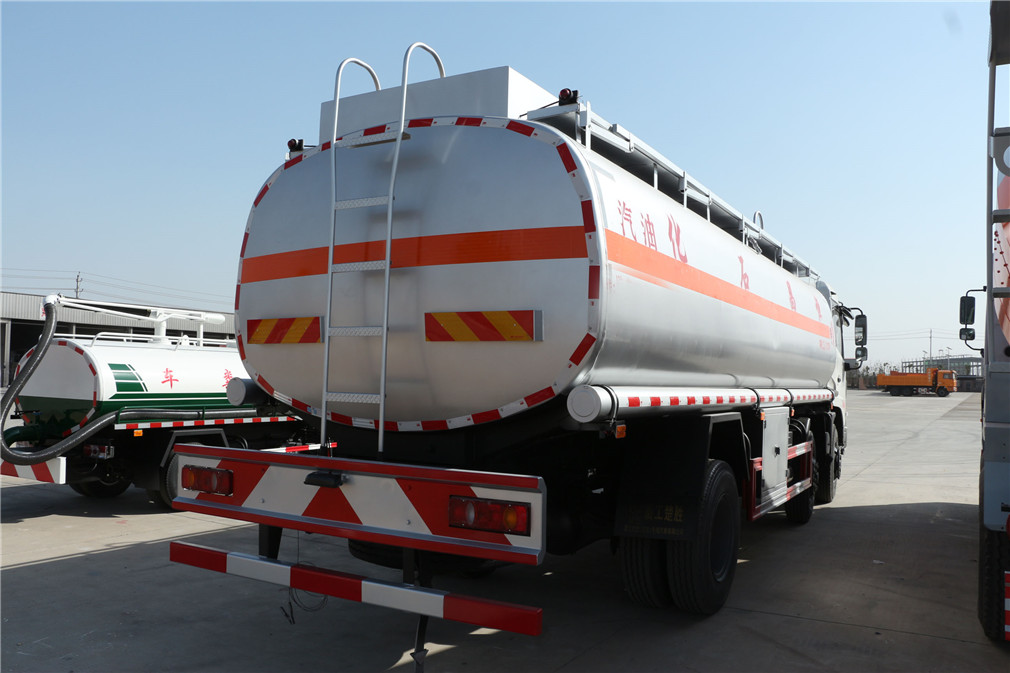 Dongfeng Tianjin Small Three-Axis [20 Cubic Meter] Oil Transport Vehicle