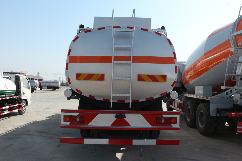 Dongfeng Tianjin Small Three-Axis [20 Cubic Meter] Oil Transport Vehicle