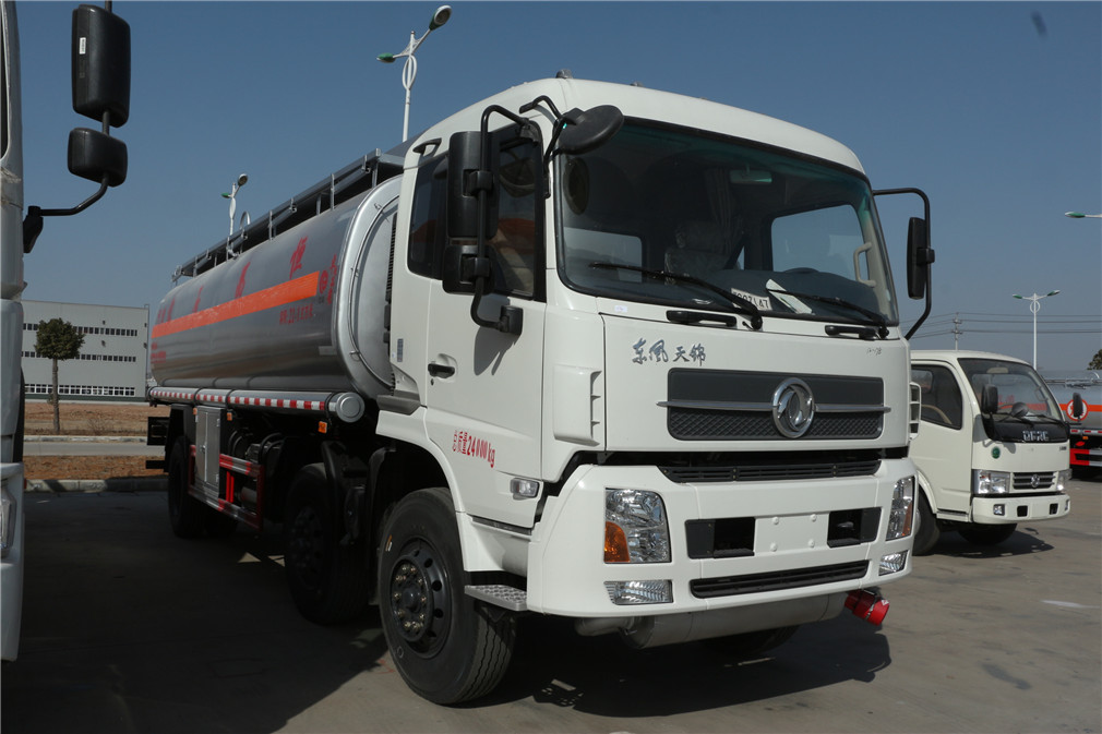 Dongfeng Tianjin Small Three-Axis [20 Cubic Meter] Oil Transport Vehicle