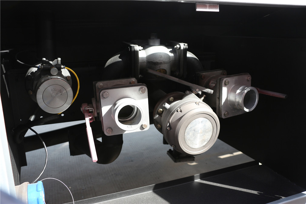 Dongfeng Tianjin Small Three-Axis [20 Cubic Meter] Oil Transport Vehicle