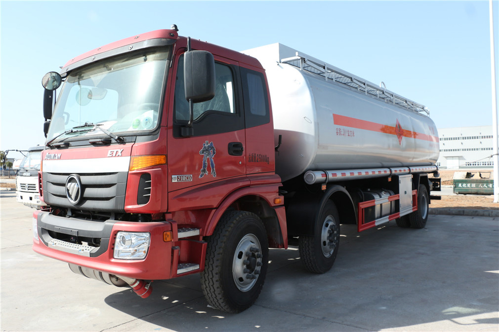 Futian Ouman 4x4 rear-mounted 24-cubic capacity refueling vehicle