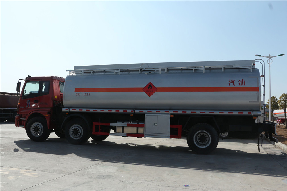 Futian Ouman 4x4 rear-mounted 24-cubic capacity refueling vehicle