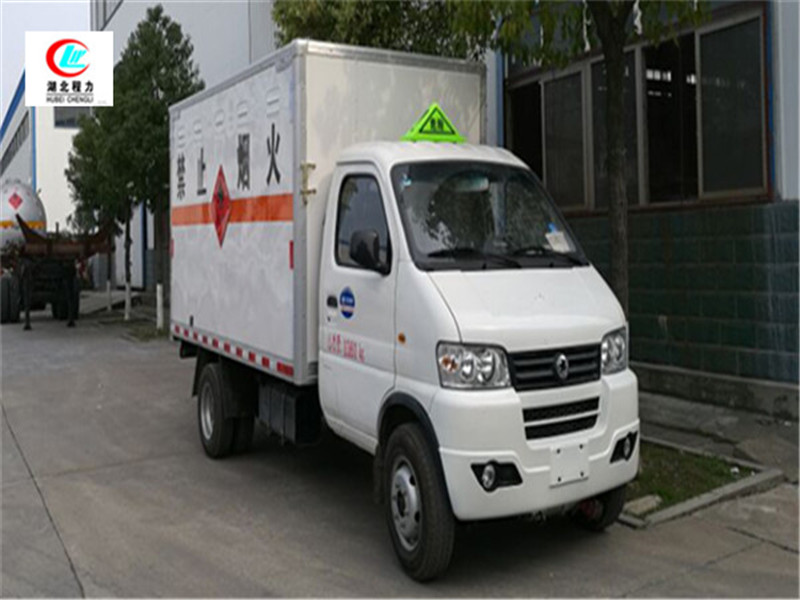 Dongfeng Junfeng 3.3-meter flammable liquid box-type transport vehicle [Class 3, Blue License Plate]