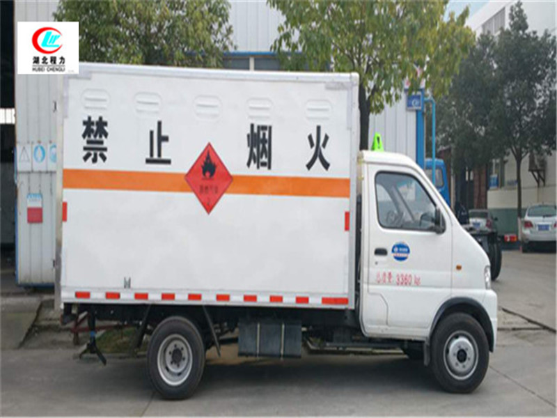 Dongfeng Junfeng 3.3-meter flammable liquid box-type transport vehicle [Class 3, Blue License Plate]