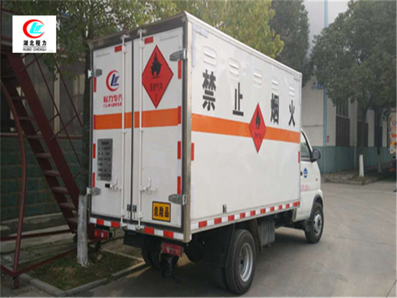 Dongfeng Junfeng 3.3-meter flammable liquid box-type transport vehicle [Class 3, Blue License Plate]