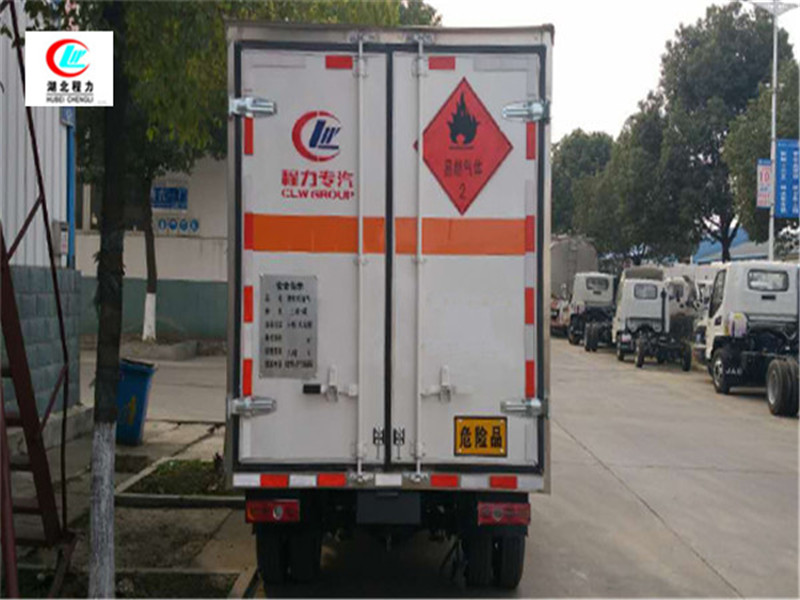 Dongfeng Junfeng 3.3-meter flammable liquid box-type transport vehicle [Class 3, Blue License Plate]