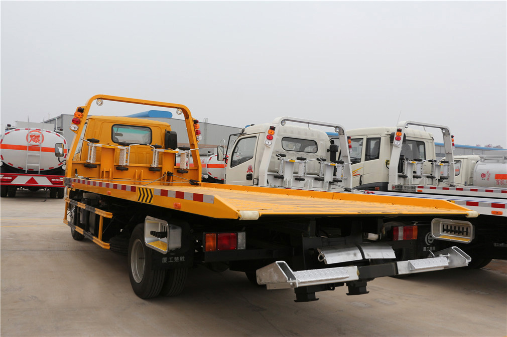 【One against two】 Isuzu emergency clearance vehicle