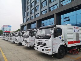 Chengli Road Maintenance Vehicle and Military Product Vehicle Have a Beautiful Encounter