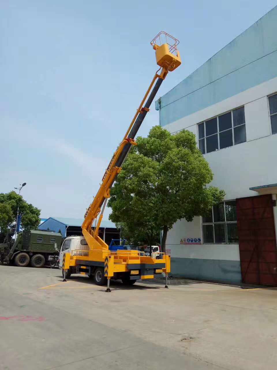 (12-18 meters) Dongfeng single cab telescopic boom aerial work platform