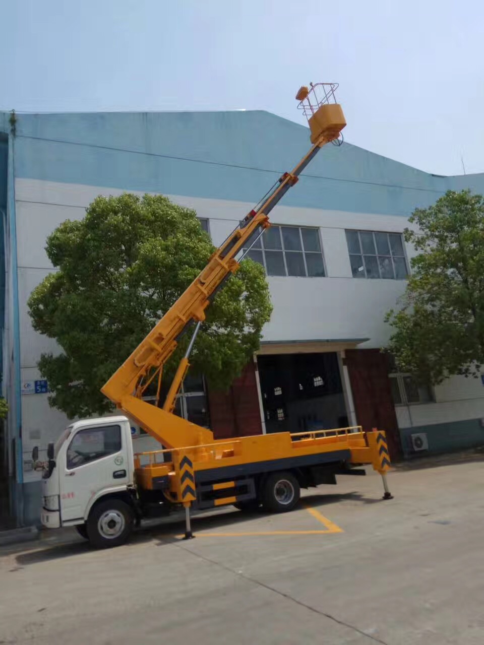 (12-18 meters) Dongfeng single cab telescopic boom aerial work platform