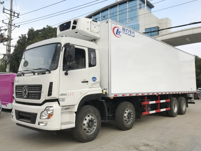 (Length: 9.4 meters) Dongfeng Tianlong refrigerated truck with four axles in front and eight axles at the rear