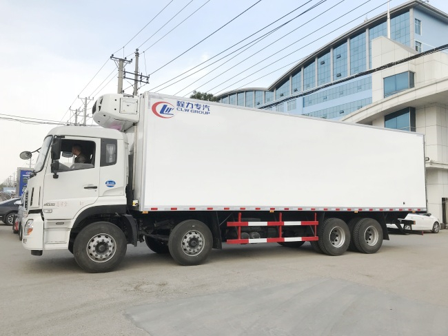(Length: 9.4 meters) Dongfeng Tianlong refrigerated truck with four axles in front and eight axles at the rear